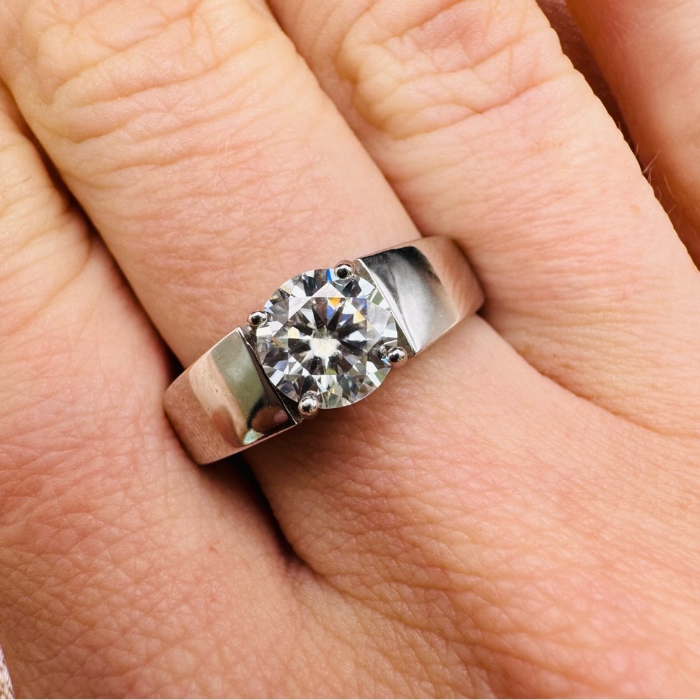Classic Solitaire Round-Cut White Stone Ring - Silver Tone